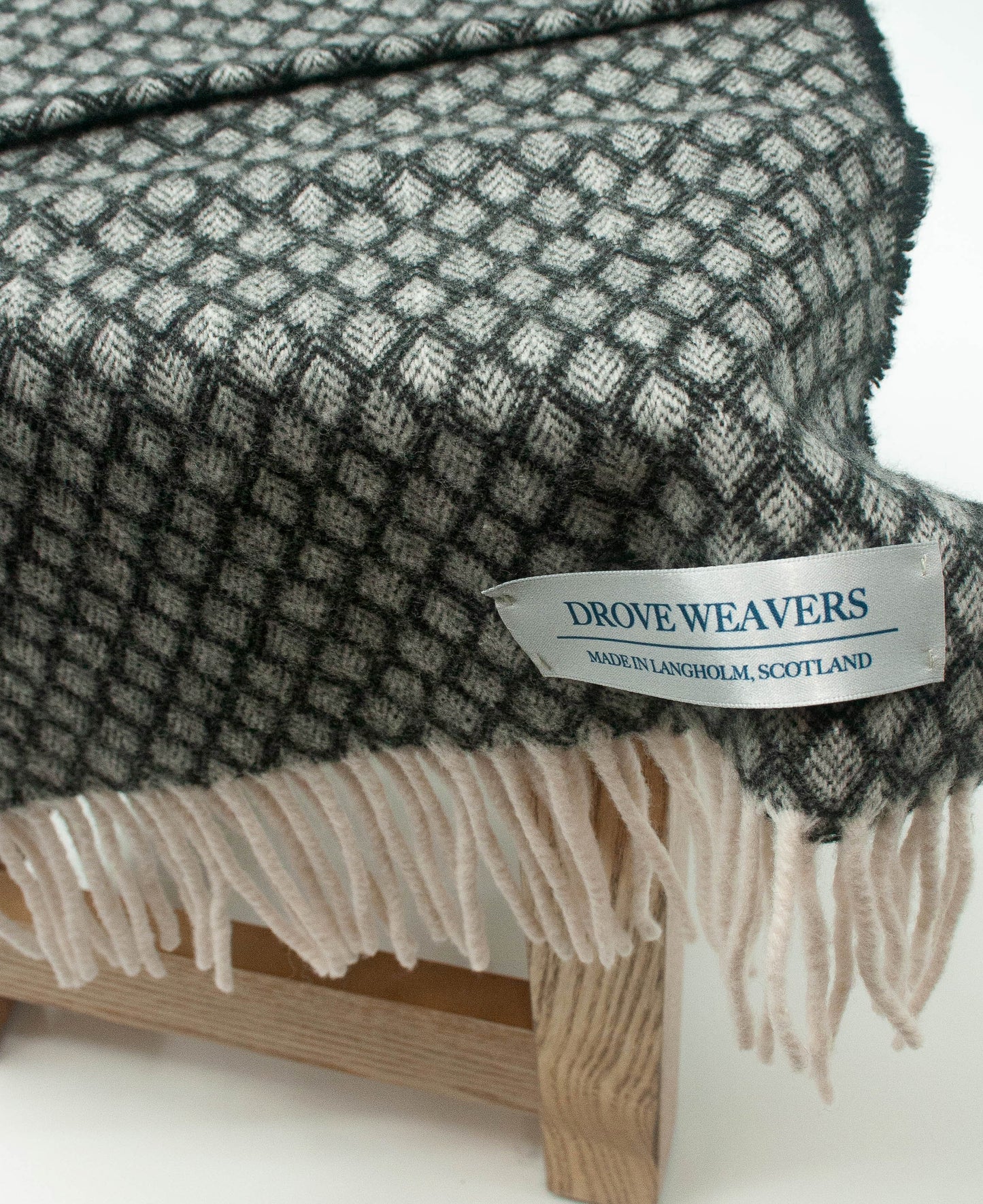 Diamond Cashmere Geelong Scarf in Charcoal