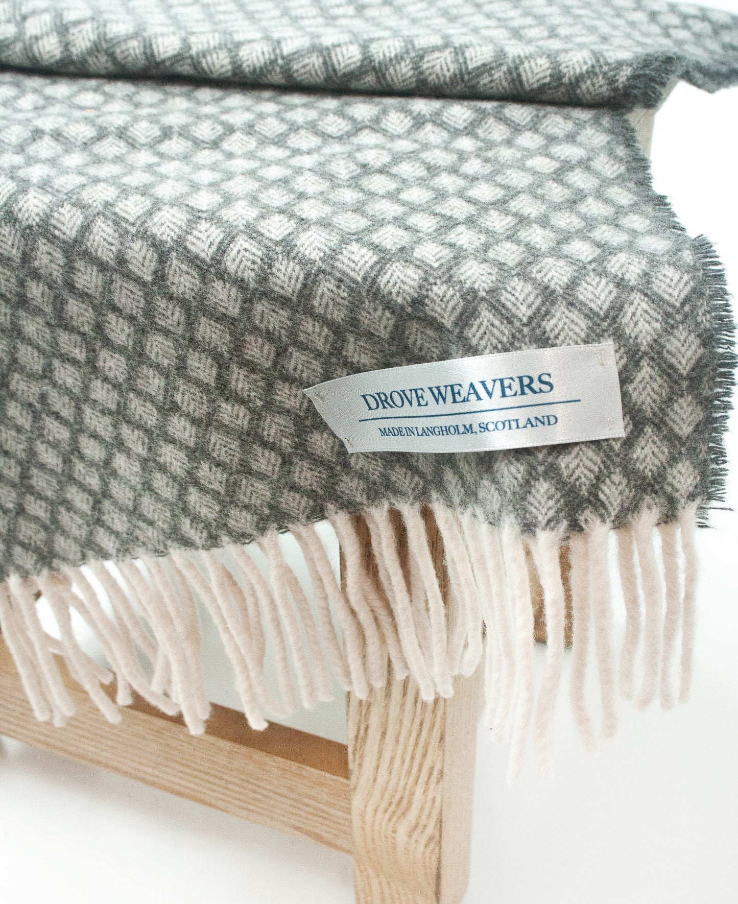 Diamond Cashmere Geelong Scarf in Derby